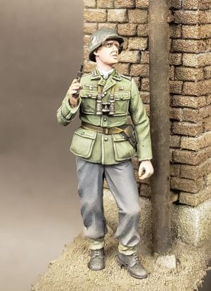 S2KF033 - German officer with pistol drawn